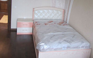 Ніжно-рожеве ліжко в дитячу DK-095