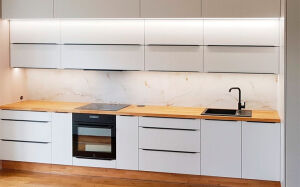 Сучасна вбудована кухня в білих відтінках – VK-527