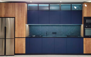 Синя кухня в поєднанні з дерев’яною текстурою – plast-536