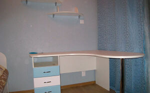 Стол в детскую комнату в светло-голубых тонах SD-174