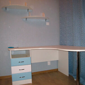 Стіл у дитячу кімнату у світло-блакитних тонах SD-174