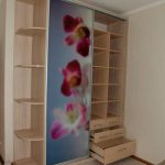 Шкаф-купе в спальню с орхидеями
