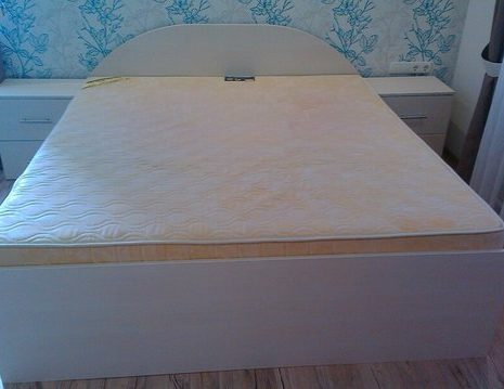 Світле ліжко для спальні KS-265