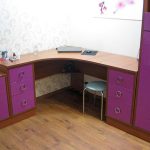 Фиолетовый стол в детскую комнату