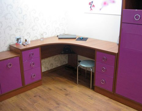 Фіолетовий стіл у дитячу кімнату SD-274