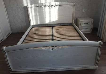 Зручне ліжко у спальню у світлих тонах KS-397