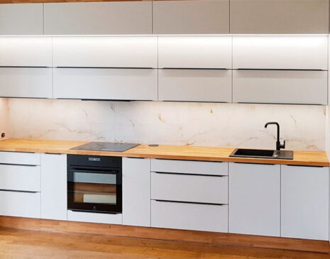 Сучасна вбудована кухня в білих відтінках – VK-527